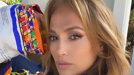 Jennifer Lopez osupljiva v pisani poletni kombinaciji