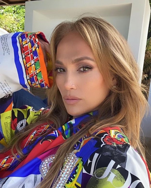 Jennifer Lopez osupljiva v pisani poletni kombinaciji - Foto: Profimedia