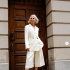 Poglejte, kako najbolj modno kombinirati bele hlače pri 50. letih