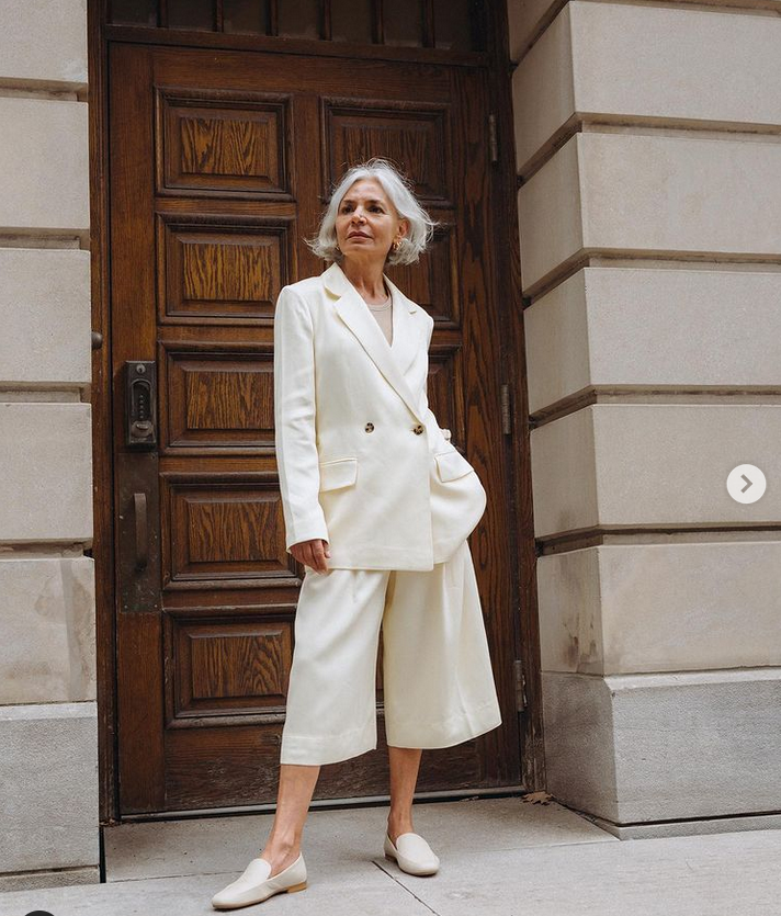 Poglejte, kako najbolj modno kombinirati bele hlače pri 50. letih (foto: Instagram)