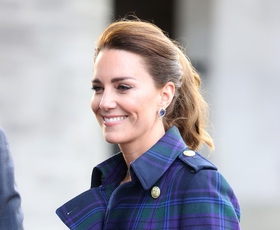 Zaljubili smo se v čudovit trenč, ki ga je na Škotskem nosila Kate Middleton
