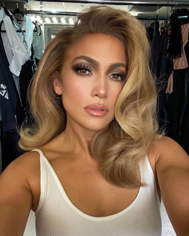 Jennifer Lopez se je poslovila od svoje medene barve las: Pevka že leta ni imela tako temnih las - Foto: Profimedia
