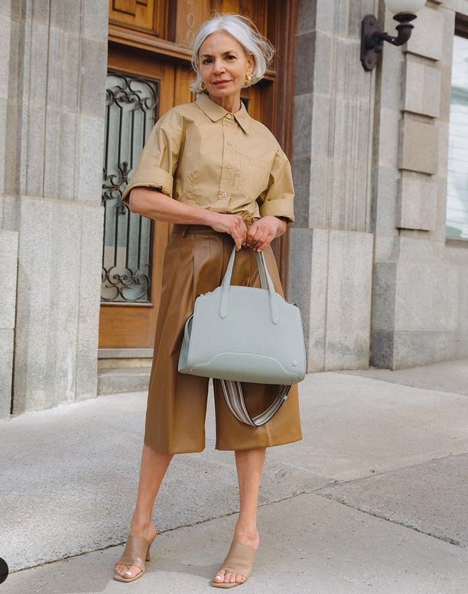 Poglejte, kako to poletje modno in elegantno kombinirati bermuda hlače pri 50. letih (foto: Instagram)