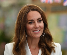 Kate Middleton je svoje običajne kožne salonarje zamenjala za ta nepričakovan slog