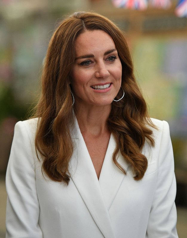 Kate Middleton je svoje običajne kožne salonarje zamenjala za ta nepričakovan slog - Foto: Profimedia