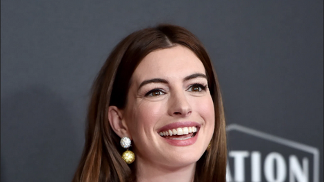 Anne Hathaway nosila popolno cvetlično obleko za ženske nad 35 let