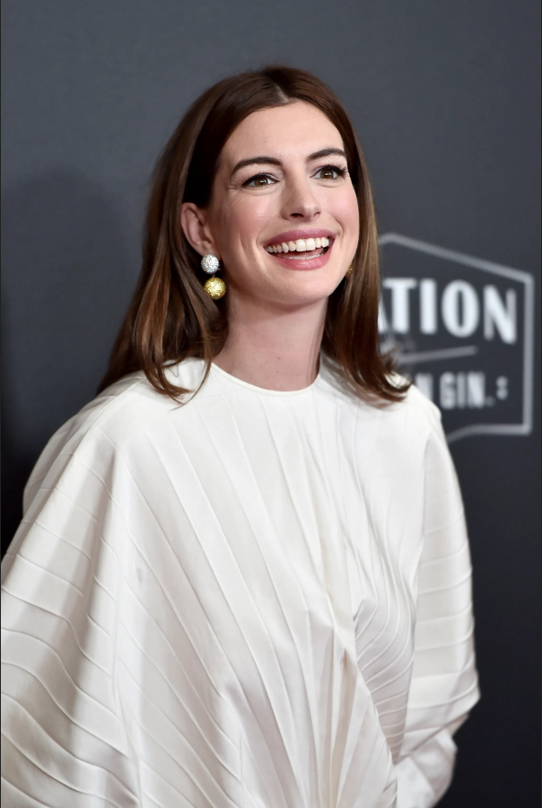 Anne Hathaway nosila popolno cvetlično obleko za ženske nad 35 let (foto: Profimedia)
