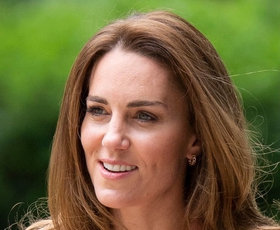 Nov jesenski videz Kate Middleton s klasičnim bež suknjičem popoln za v pisarno