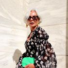 Poglejte, kako to poletje modno nositi cvetlične vzorce pri 50. letih in več