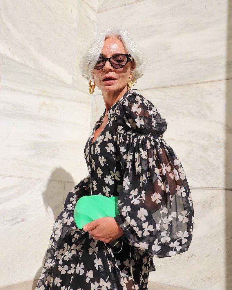 Poglejte, kako to poletje modno nositi cvetlične vzorce pri 50. letih in več (foto: Instagram)