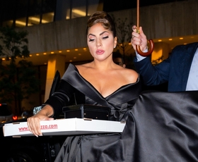 Lady Gaga navdušila v elegantni obleki, ki nas je spominjala na stari Hollywood