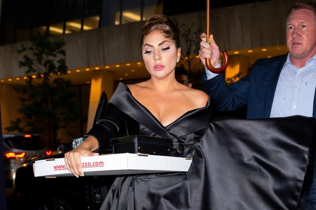 Oglejte si štiri elegantne stajlinge, ki jih je nosila Lady Gaga.