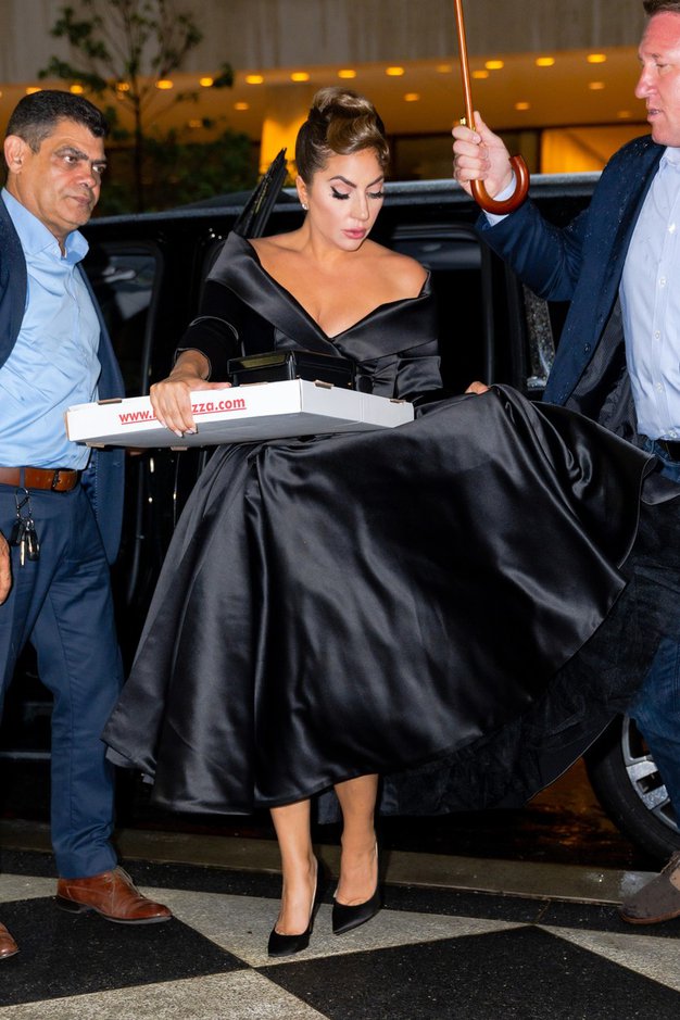 1. Črna elegantna obleka in pica? Lady Gaga pravi, da je to popolna kombinacija. Nosila je po meri narejeno obleko …