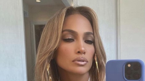 Jennifer Lopez nosila anti trend letošnjih kavbojk in pokazala popoln jesenski stajling
