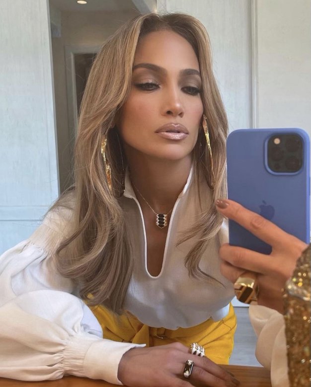Jennifer Lopez nosila anti trend letošnjih kavbojk in pokazala popoln jesenski stajling - Foto: Profimedia