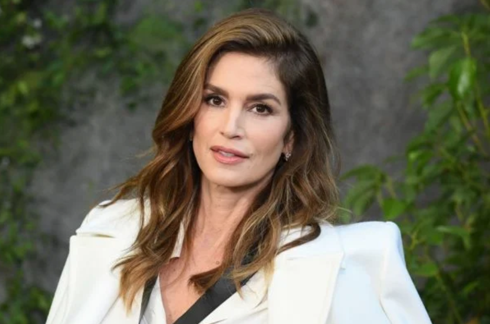 Cindy Crawford je Zarino satenasto obleko kombinirala s pletenim puloverjem in videti je izjemno (foto: Profimedia)