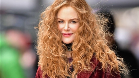 55-letna Nicole Kidman pozira s kodrastimi lasmi, naravna in brez ličil
