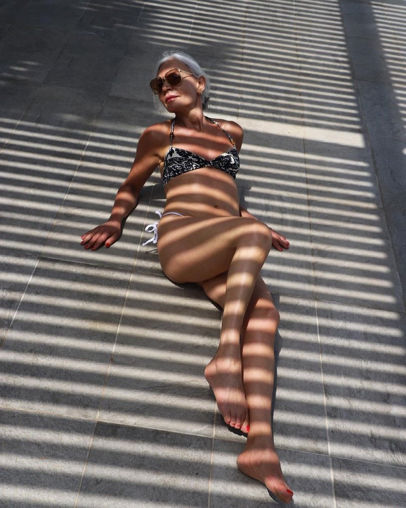 Kako se to poletje obleči za na plažo za dame pri 50. in več letih (foto: Instagram)