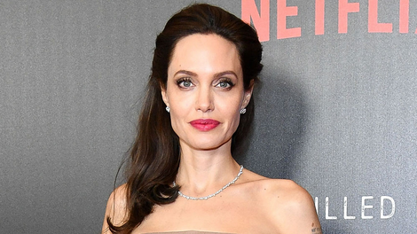 Angelina Jolie nosila popoln jesenski stajling za vse ženske nad 50 let