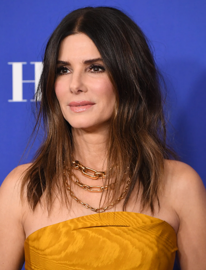 Sandra Bullock je zaobjela boemsko vzdušje z ohlapno obleko s cvetličnim potiskom, ki jo je oblekla za izlet s prijateljico …