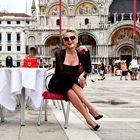 Sharon Stone v Benetkah čudovita v mali črni obleki