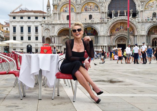 Sharon Stone v Benetkah čudovita v mali črni obleki - Foto: Profimedia