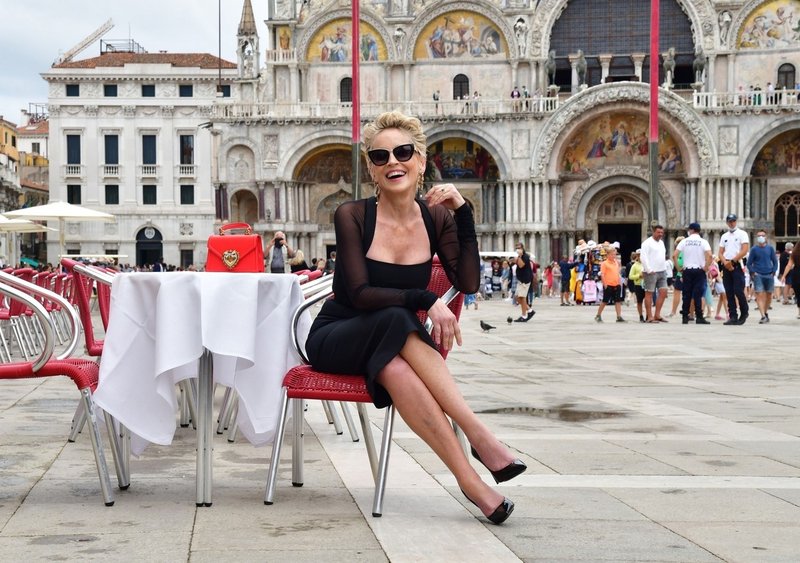 Sharon Stone v Benetkah čudovita v mali črni obleki (foto: Profimedia)