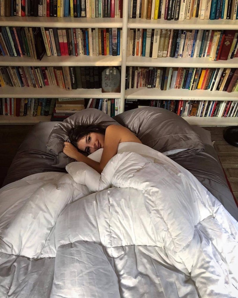 "S fantom spiva v ločenih spalnicah in takšno je zato najino razmerje" (izpoved 25-letne novinarke) (foto: Profimedia)