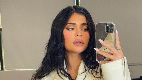 Kylie Jenner v javnosti prvič po razkritju nosečnosti kar v treh seksi stajlingih, oglejte si jih tukaj