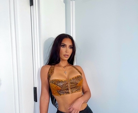 Kim Kardashian šokirala javnost v bizarnem usnjenem stajlingu. Videti je popolnoma neprepoznavna