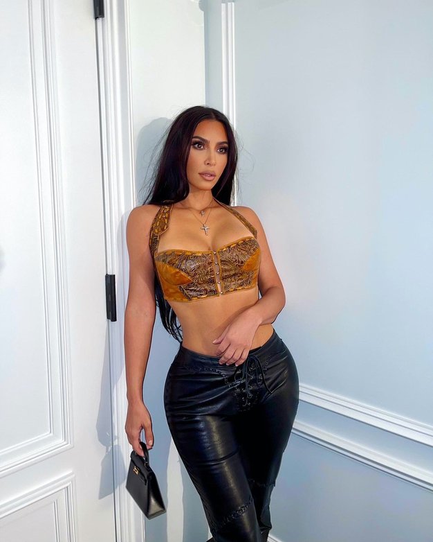 Kim Kardashian šokirala javnost v bizarnem usnjenem stajlingu. Videti je popolnoma neprepoznavna - Foto: Profimedia