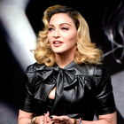 Madonna ali kako nositi kratke hlače z mrežastimi nogavicami in petami po 60. letu