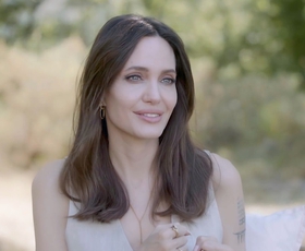 Angelina Jolie dokazala, da ta klasična modna kombinacija ne bo nikoli šla iz mode