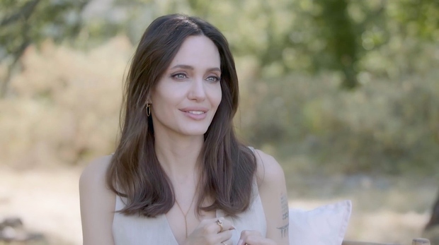 Skoraj vse, kar obleče Angelina Jolie, izgleda prefinjeno. Tudi v preprostem pletenem puloverju je igralka videti elegantna. Njen zadnji stajling …