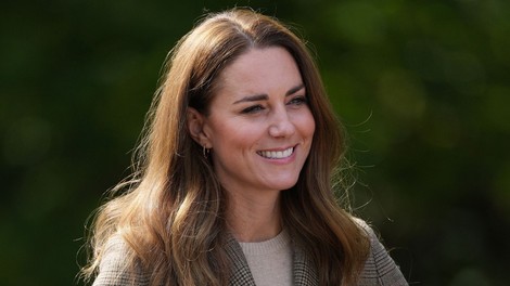 Pozabite na črni plašč, Kate Middleton nosila to nepričakovano barvo klasičnega plašča
