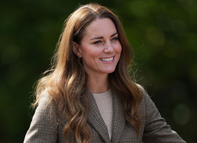 Pozabite na črni plašč, Kate Middleton nosila to nepričakovano barvo klasičnega plašča - Foto: Profimedia