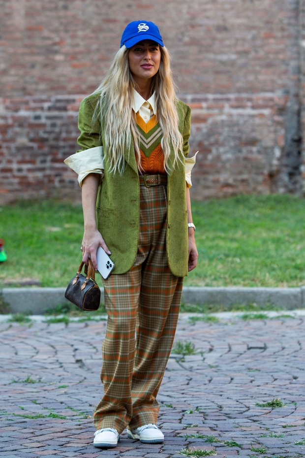 Ulični slog v Milanu napoveduje nove trende - tukaj so najlepši stajlingi