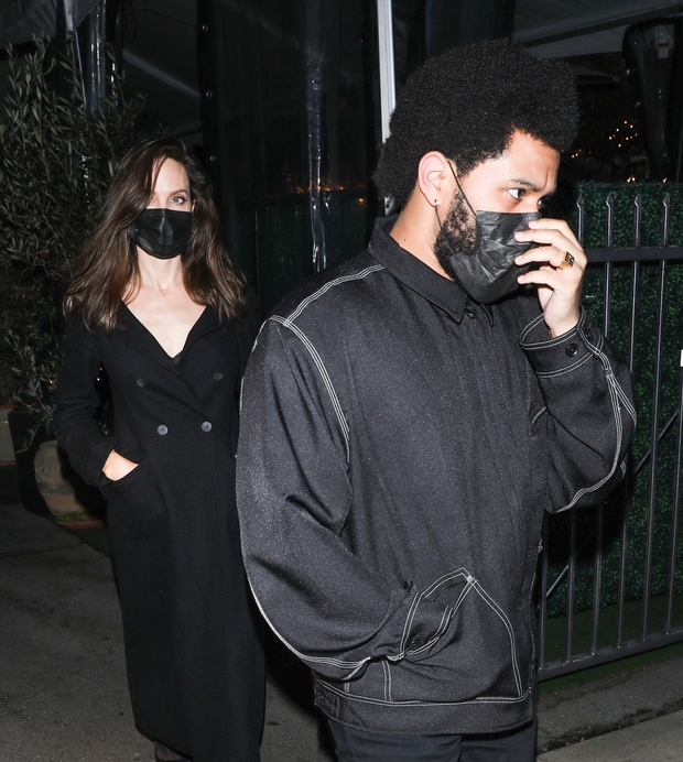 Medtem ko tema njunih pogovorov na večerji ostaja neznana, sta Angelina Jolie in The Weeknd nosila ujemajoče se črne obleke, …