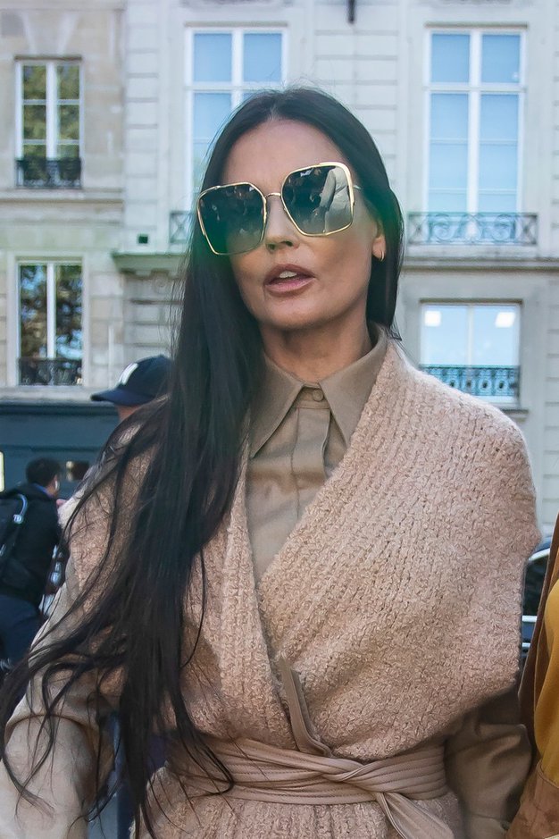 Demi Moore je spet v središču pozornosti z elegantnim videzo s pariškega tedna mode. Igralko so skupaj s hčerko Scout …