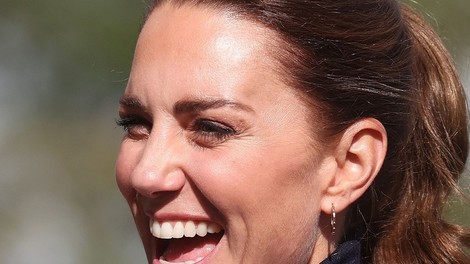 Kate Middleton je kostim tokrat kombinirala čisto drugače