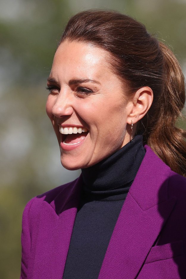Kate Middleton je včeraj popoldne v Londonu v celoti poosebljala jesen v živo rdeči kombinaciji. Njen videz si oglejte na …