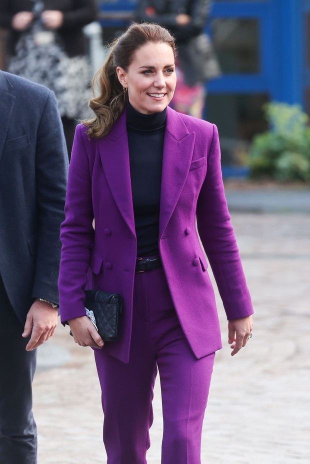 Kate je nosila čudovit vijoličen kostim, ki ga je kombinirala s črnim pulijem in črnim pasom z zlato zaponko.