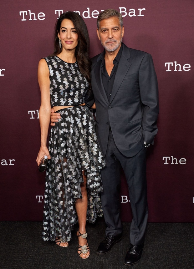 Amai in George Clooney sta se skupaj sprehodila po rdeči preprogi. Amal je nosila prelepo obleko z izrezom v pasu …
