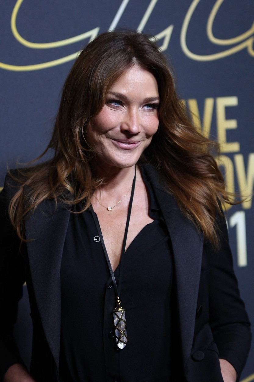 Carla Bruni je tokrat izbrala ležeren slog in za večerni stajling kavbojke kombinirala s šik črno barvo. Stajling si oglejte …