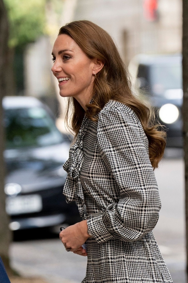 V londonskem Centru za longitudinalne študije University College se je vojvodinja Cambriška, ki je ponovno oblekla midi obleko Zara s …