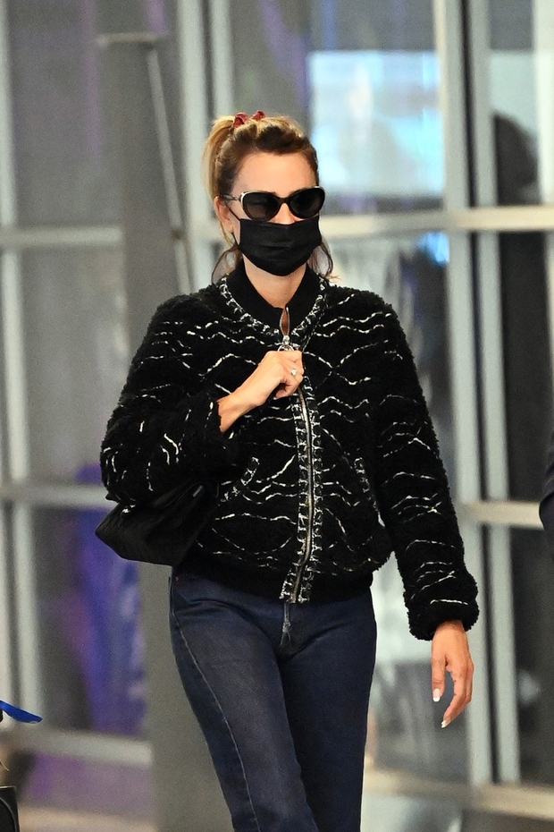 Penélope Cruz je svoje kavbojke kombinirala s pleteno črno jopo s srebrnimi dodatki in klasično črno Chanel torbico. Videz je …