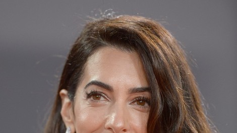 Amal Clooney zapeljiva v oprijeti rdeči obleki, s katero je zasenčila zvezdnice z rdeče preproge