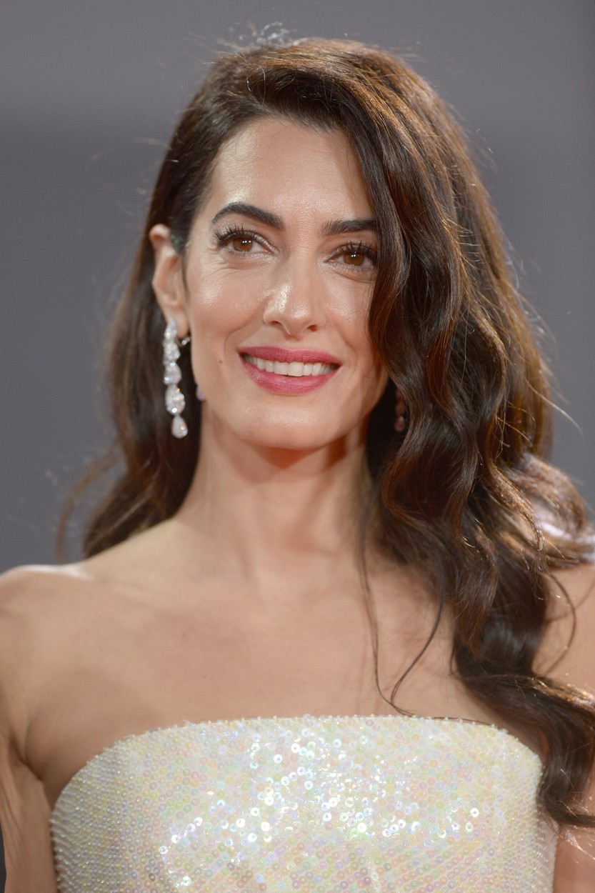 Amal Clooney in njen mož George Clooney sta v nedeljo skupaj obiskala filmski festival v Londonu. Par, ki sta se …