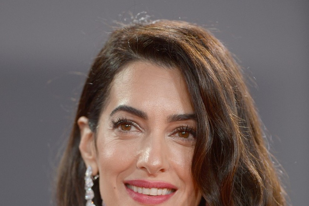 Amal Clooney običajno ni v središču pozornosti, saj se posveča dvojčkoma ter delu odvetnice in borke za človekove pravice. Toda …