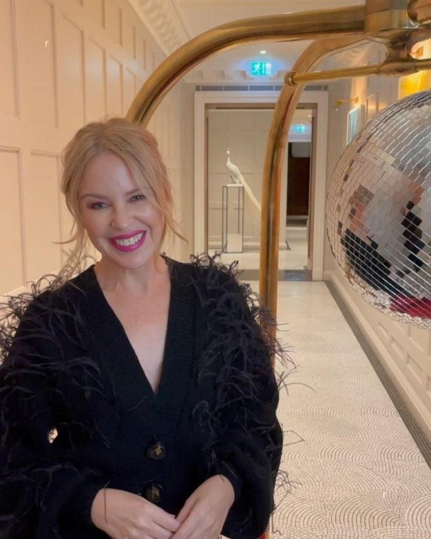 Kylie Minogue je pokazala, kako večerno obleko nositi po 50 letu - Foto: Profimedia